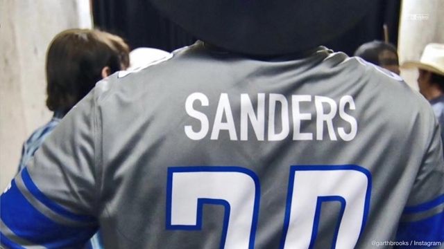 Fans confuse Garth Brooks' Barry Sanders jersey for one of Bernie Sanders