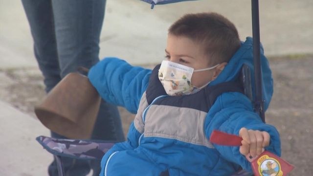 Oregon town turns out to celebrate 6-year-old's cancer victory