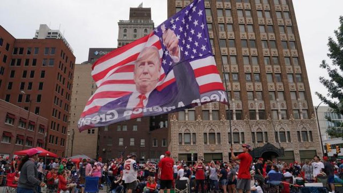 Waiting for Trump: Hats, Flags, Little Fear of the Virus