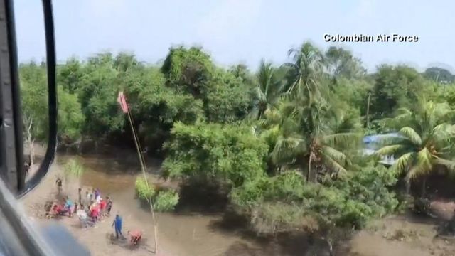 Raw: Troops rescue families stranded by Hurricane Eta in Honduras 