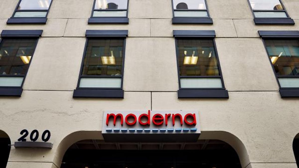 FDA Panel Endorses Moderna’s COVID-19 Vaccine