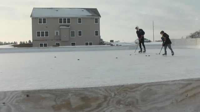 Iowa dad builds backyard ice rink 