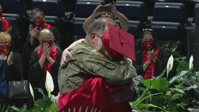 Military dad surprises his daughter at graduation 