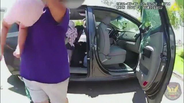 Phoenix police rescue 2 children locked in hot car