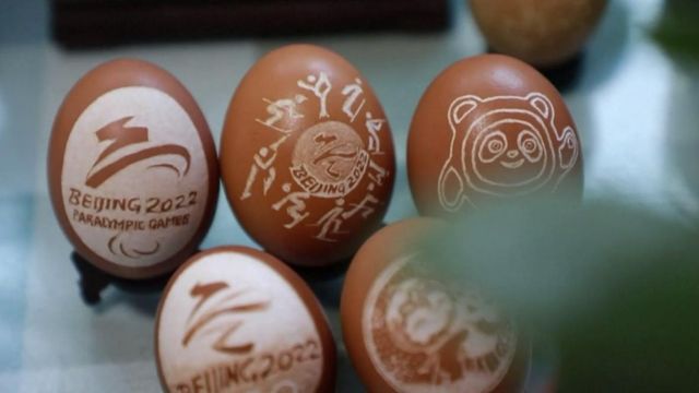 Man carves Winter Olympic elements on eggshells 