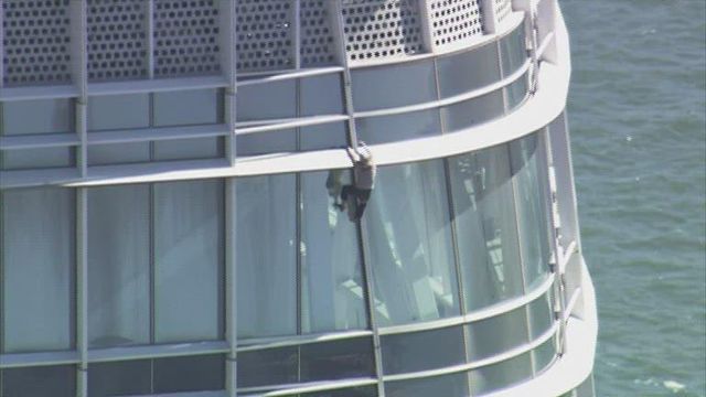 Person climbs 61-floor skyscraper in San Francisco