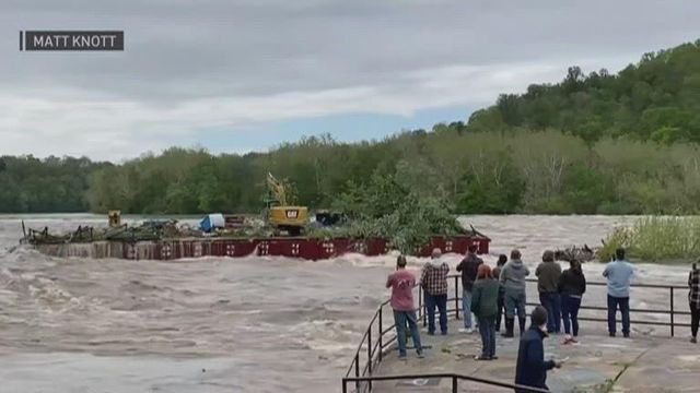 Barges come loose along Potomac River