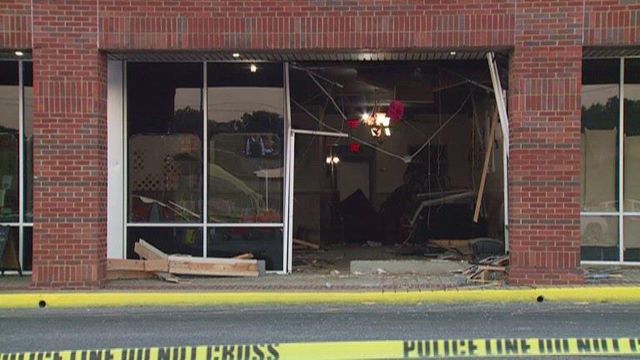 6 hurt when driver intentionally crashes into restaurant