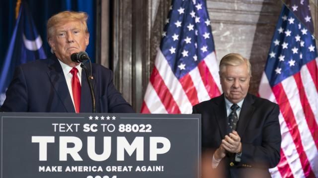 Former President Donald Trump and Sen. Lindsey Graham (R-Ga.), right, during a campaign event in Columbia, S.C., on Jan. 28, 2023. (Nicole Craine/The New York Times)