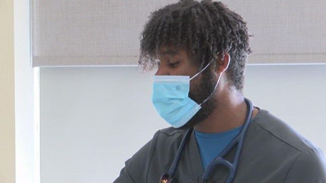 Singing nurse helps patients heal through his music