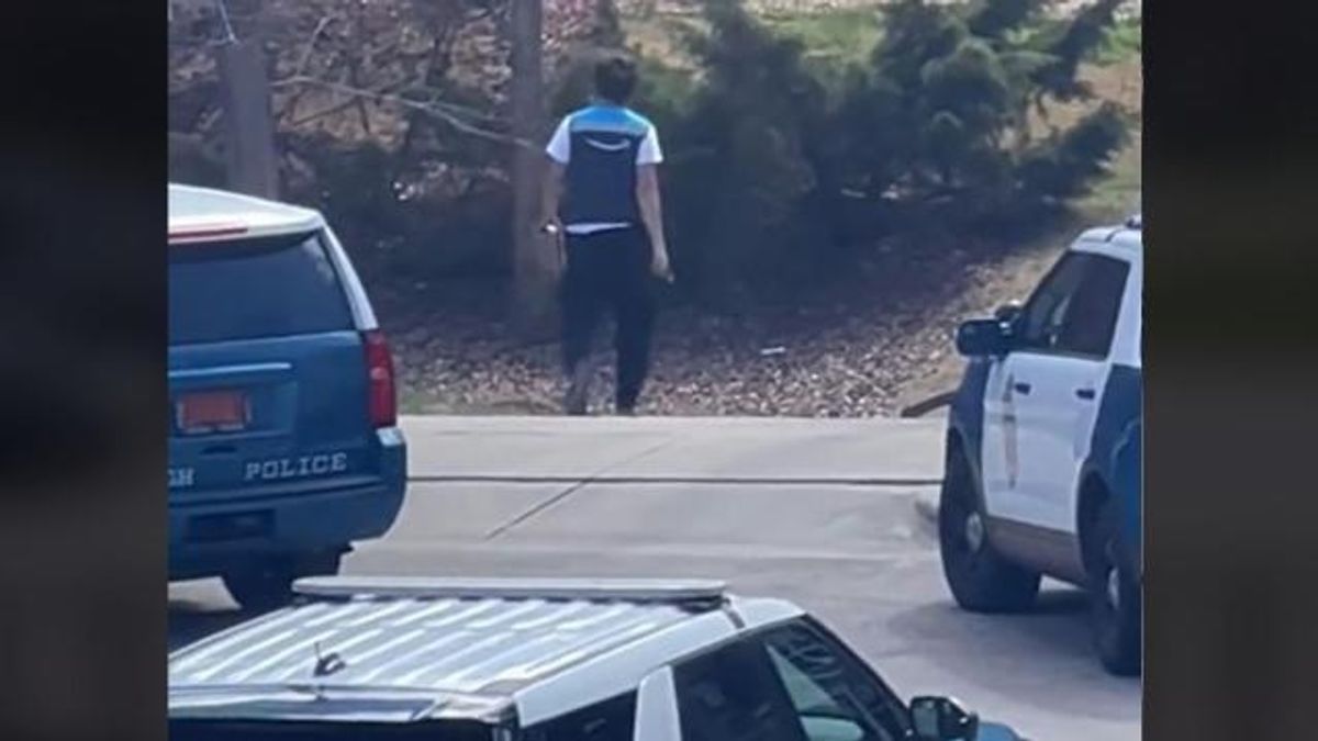 'Amazon don't play!' Driver delivers package amid Raleigh police standoff, goes viral 