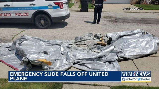 United plane loses its emergency slide in midair
