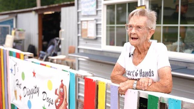 85-year-old thrift store volunteer starts hot dog business