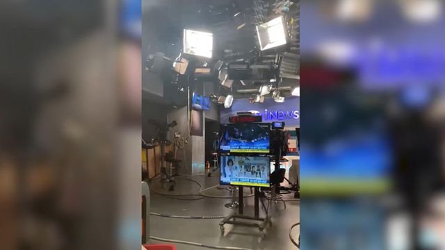 Raw: Earthquake shakes TV news studio in Taiwan