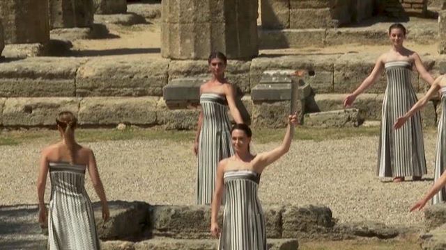 Priestess lights flame at Greek temple for Olympic games 