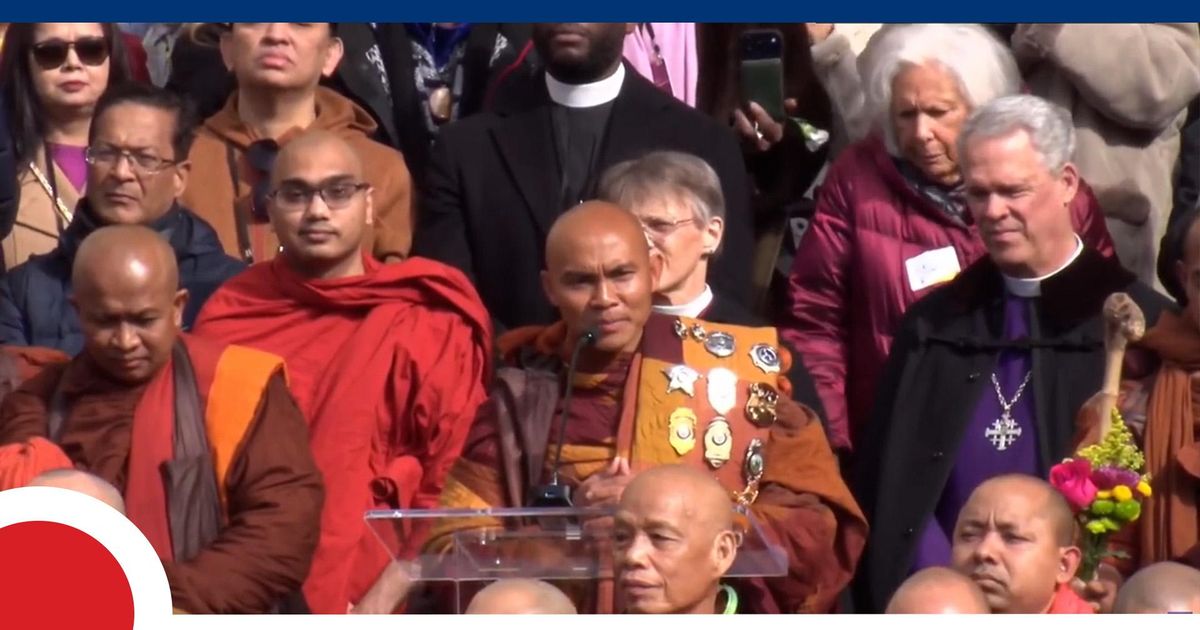 Buddhist monks arrive at National Mall to hold 'Peace Gathering' at Lincoln Memorial