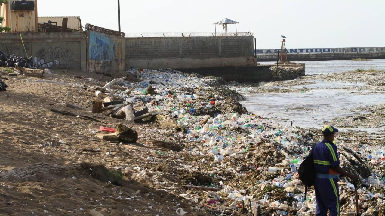 Wave after wave of garbage hits the Dominican Republic playa