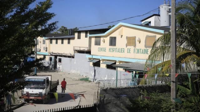 海地一家医院的院长说,一伙人冲进医院,挟持妇女和儿童为人质