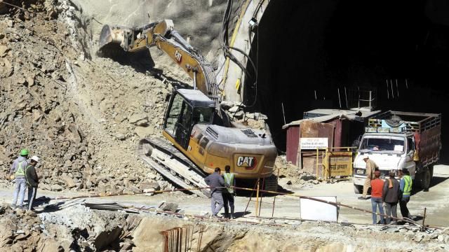 由于水平通道受阻,救援人员将垂直挖掘,以到达被困在印度隧道中的41人