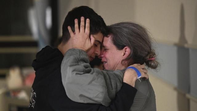 吃饭不规律,把长椅当床随着获释的人质返回以色列,囚禁的细节浮出水面