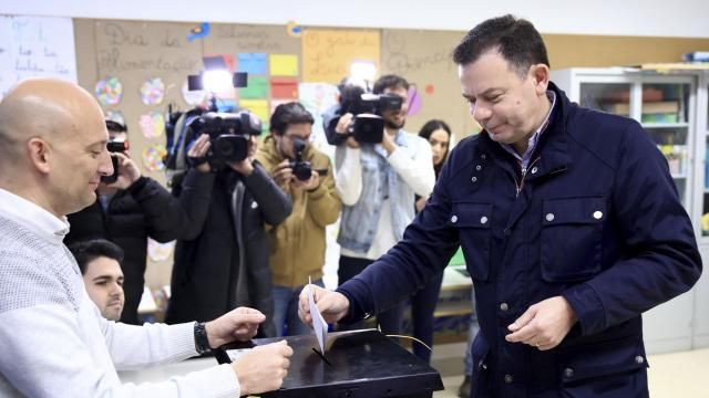 Luis Montenegro, leader of the center-right Democratic Alliance coalition, casts his ballot at a poling station in Espinho, northern Portugal, Sunday, March 10, 2024. Portugal is holding an early general election on Sunday when 10.8 million registered voters elect 230 lawmakers to the National Assembly, the country's Parliament. (AP Photo/Luis Vieira) Luis Montenegro, leader of the center-right Democratic Alliance coalition, casts his ballot at a poling station in Espinho, northern Portugal, Sunday, March 10, 2024. Portugal is holding an early general election on Sunday when 10.8 million registered voters elect 230 lawmakers to the National Assembly, the country's Parliament. (AP Photo/Luis Vieira)