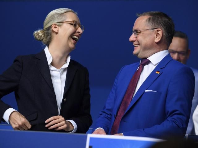 德国极右翼政党在选举获胜后再次选举其领导人,而反对者则表示抗议