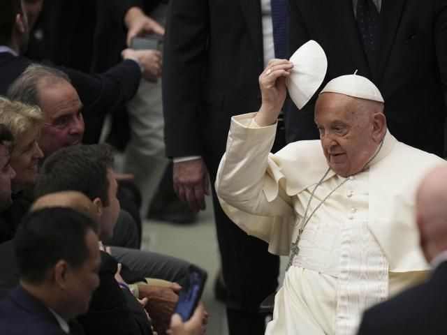 Pope Francis Addresses Vatican Bureaucrats on Gossip and Gratitude