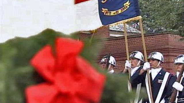 Group lays Christmas wreaths on veterans' graves