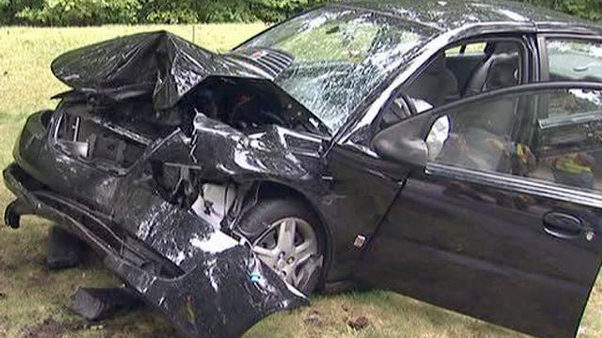Car hits tree in Cary