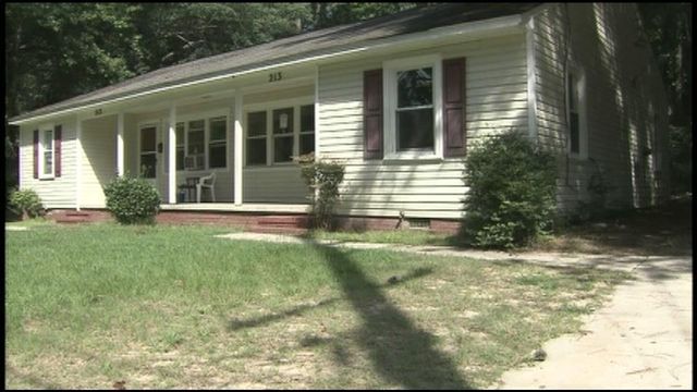 Police find body behind Fayetteville home