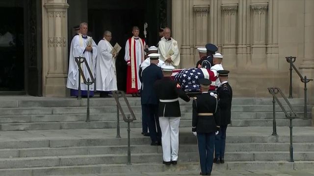 Thousands gather to pay final respects to John McCain