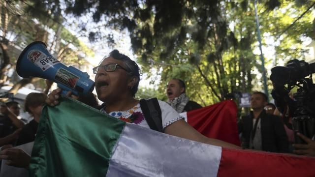 People protest outside the Ecuadorian Embassy in Mexico City, Saturday, April 6, 2024. Mexico’s government has severed diplomatic ties with Ecuador after police broke into the Mexican Embassy to arrest a former Ecuadorian vice president. (AP Photo/Ginnette Riquelme) People protest outside the Ecuadorian Embassy in Mexico City, Saturday, April 6, 2024. Mexico’s government has severed diplomatic ties with Ecuador after police broke into the Mexican Embassy to arrest a former Ecuadorian vice president. (AP Photo/Ginnette Riquelme)