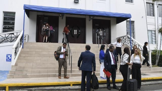 Abogados y funcionarios judiciales salen de la Suprema Corte en un receso del juicio por lavado de dinero de los Panamá Papers en Ciudad de Panamá, el lunes 8 de abril de 2024. (AP Foto/Agustín Herrera) Abogados y funcionarios judiciales salen de la Suprema Corte en un receso del juicio por lavado de dinero de los Panamá Papers en Ciudad de Panamá, el lunes 8 de abril de 2024. (AP Foto/Agustín Herrera)