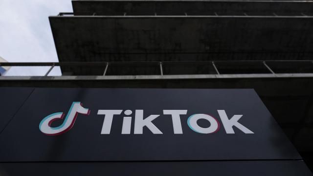 文件 - 2023 年 3 月 17 日，加利福尼亚州卡尔弗城的 TikTok 公司大楼。众议院已于 2024 年 4 月 20 日星期六通过立法，如果 TikTok 的中国所有者不出售其产品，则禁止 TikTok 在美国上市。并将其作为向乌克兰和以色列提供援助的更大一揽子法案的一部分发送给参议院。众议院共和党人决定将 TikTok 法案添加到对外援助计划中，该法案在参议院陷入停滞后，加快了该法案的进程。该援助法案是乔·拜登总统的首要任务，得到了国会的广泛支持。 （美联社照片/达米安·多瓦尔加内斯，档案）