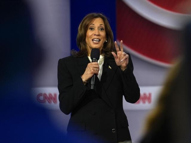 哈里斯在椭圆形大厦做了她竞选活动的结案陈词，特朗普曾在这里帮助引发了国会骚乱