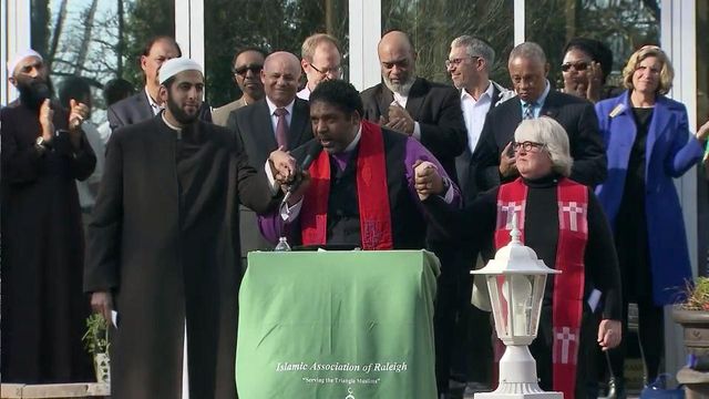 Interfaith gathering brings hundreds to Raleigh mosque