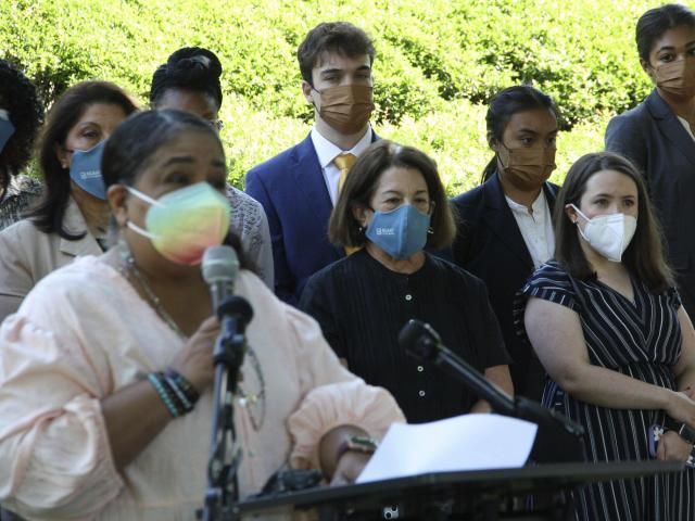 北卡罗来纳州对公共场合佩戴口罩的限制经过一些关键修改后，现在成为法律