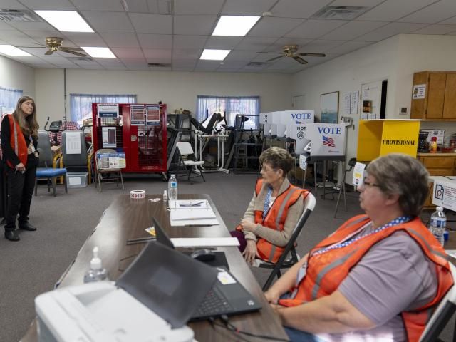 飓风的历史性破坏并没有阻止北卡罗来纳州的选举工作人员和选民