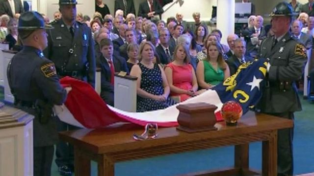 Hundreds pay respects to former governor
