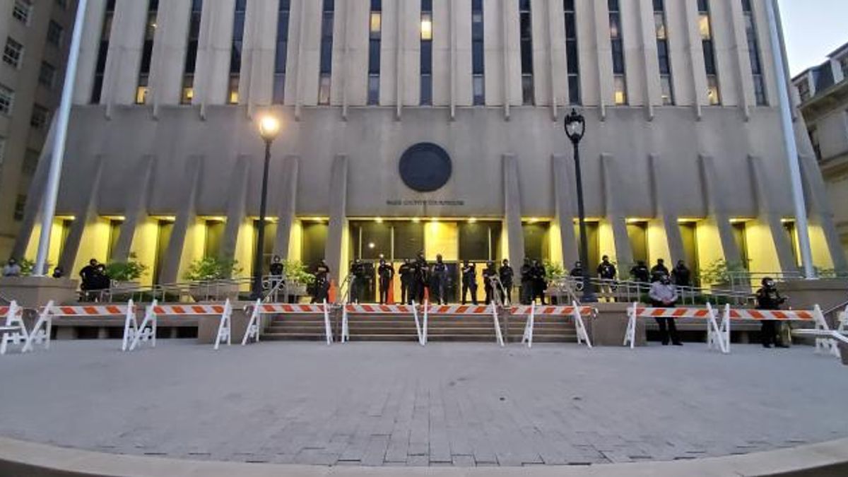 Wake County Sheriff's deputies stand guard by the Fayetteville Street Wake County Courthouse entrance on May 31, 2020. Photo: Jason deBruyn, WUNC.