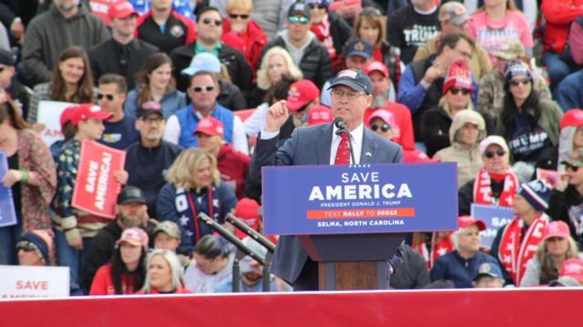 Greg Murphy address crowd of Trump supporters