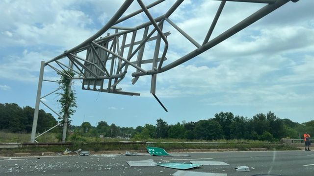 Raw: I-440 blocked in Raleigh, overhead sign damaged