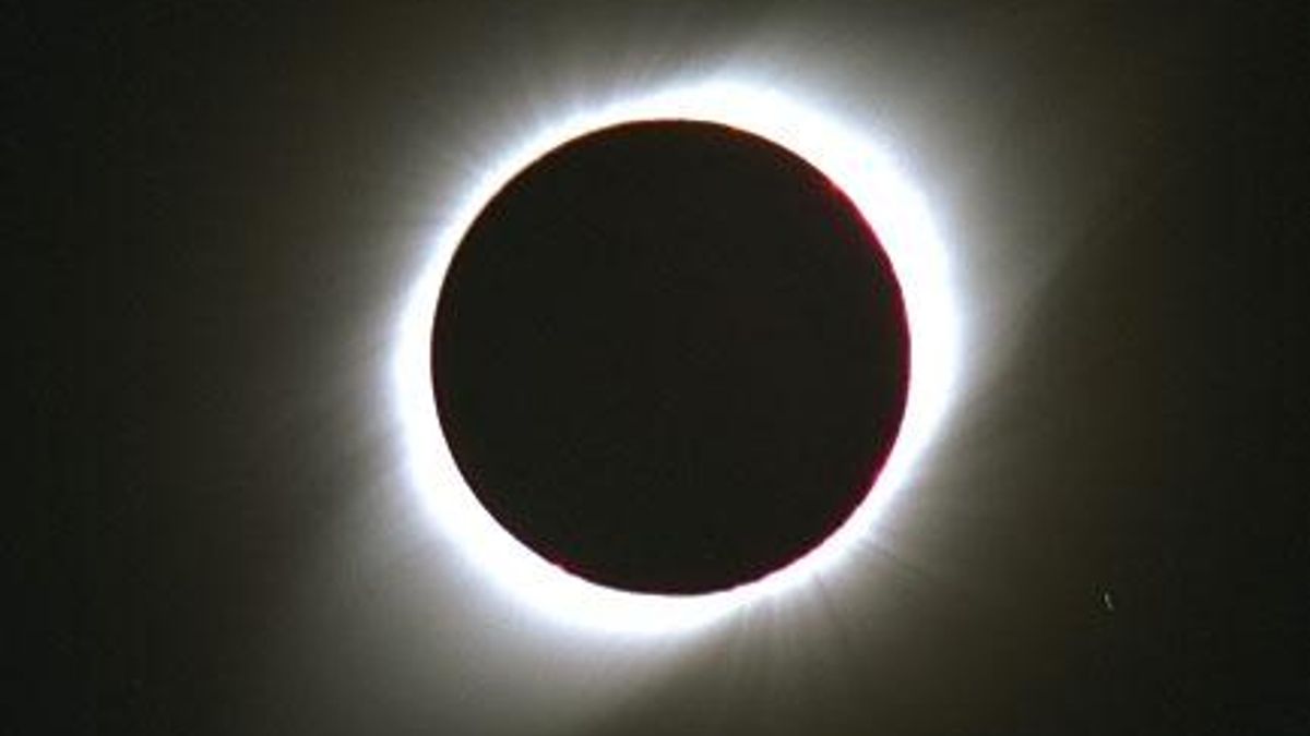Total solar eclipse of Oct. 24, 1995, as seen from Dundlod, India. (Credit: Fred Espenak/NASA’s Goddard Space Flight Center)