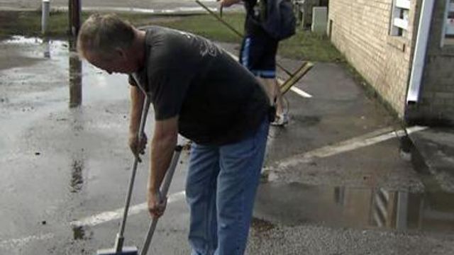 Carolina Beach residents clean up from flooding