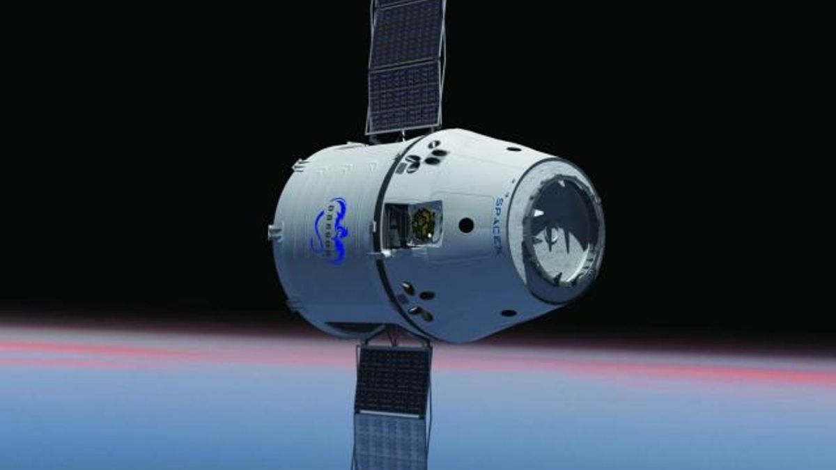 Dragon capsule on Falcon 9 rocket