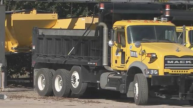 Crews ready roads for snow accumulation