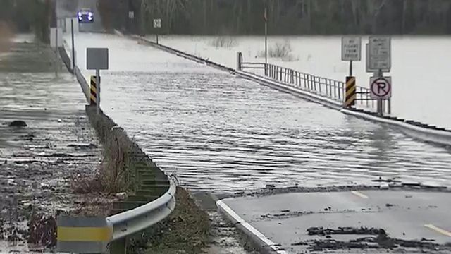 Crews power down Kerr Lake campsites amid flooding