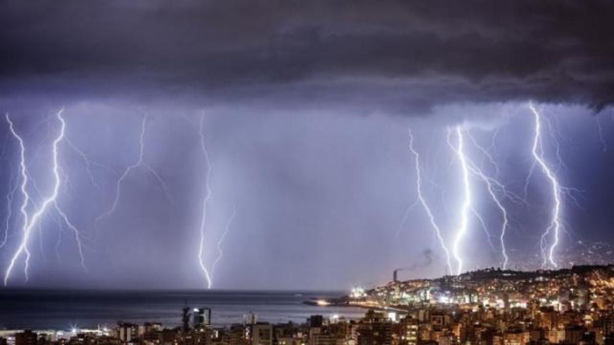 isolated scattered thunderstorms difference