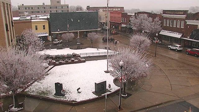 Snow falls in Roxboro