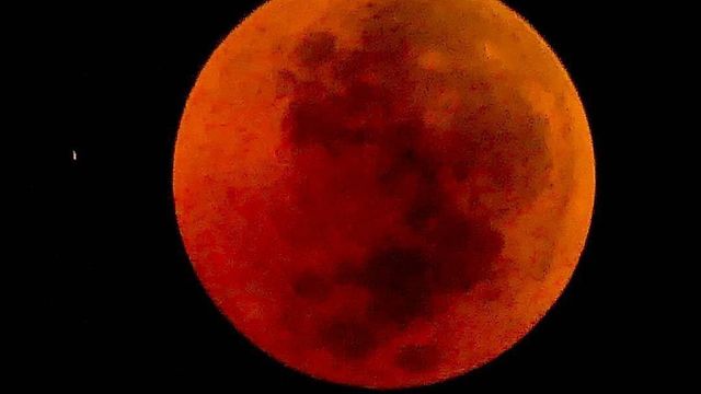 Timelapse: Blood Moon lights the sky
